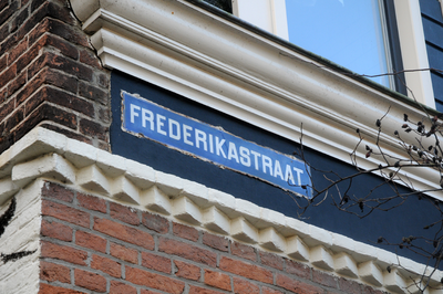 913222 Afbeelding van het oude type straatnaambord 'Frederikastraat' aan de voorgevel van het huis Frederikastraat 11 ...